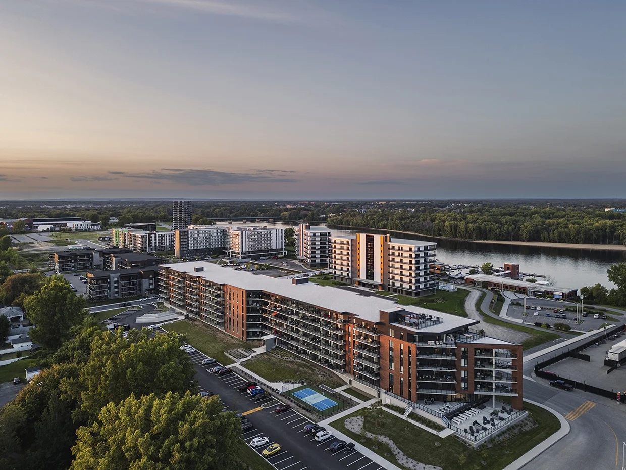 Vue aérienne du Florent et de son quartier au bord du fleuve à Trois-Rivières