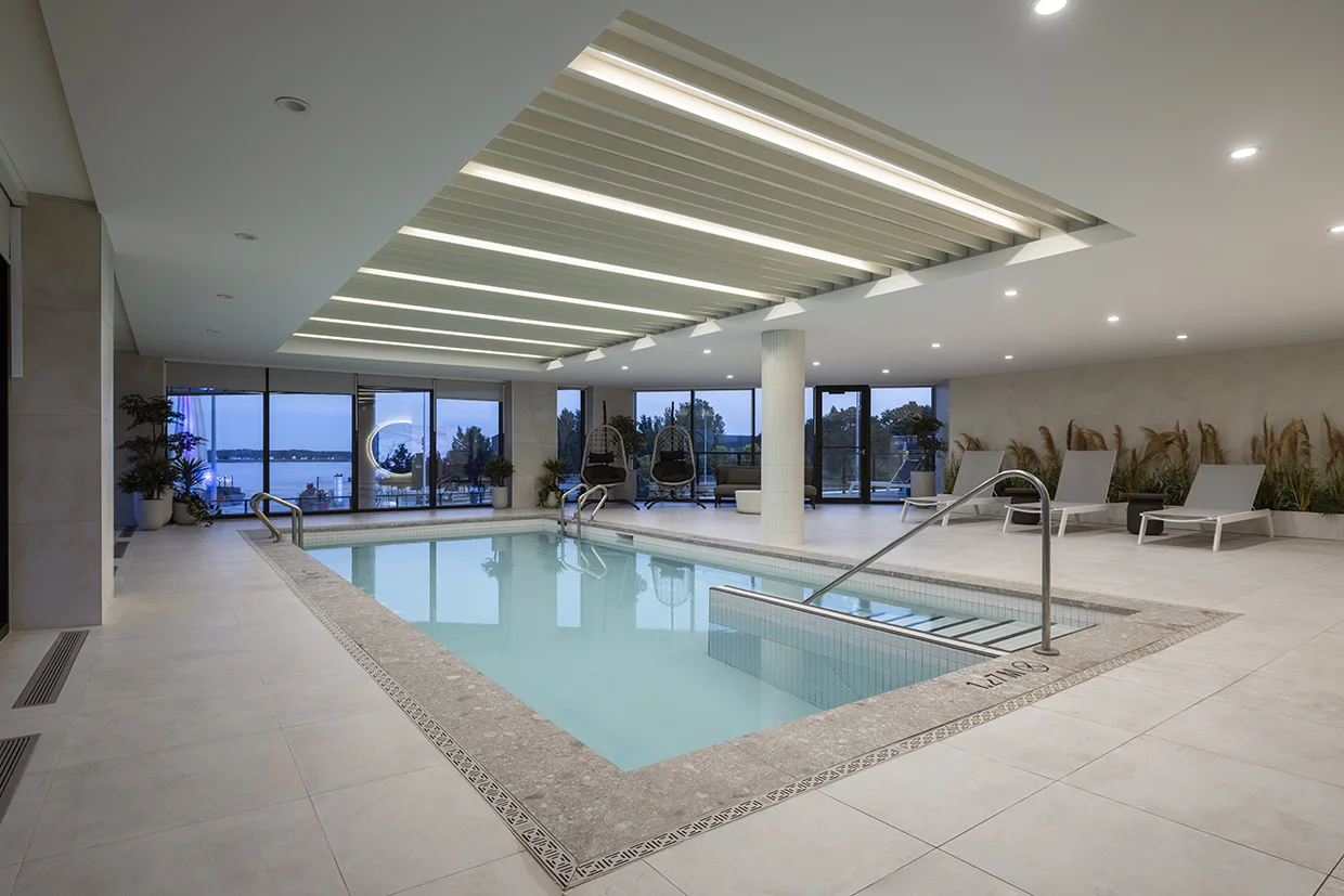 Piscine intérieure avec vue sur le fleuve Saint-Laurent au Florent, Trois-Rivières