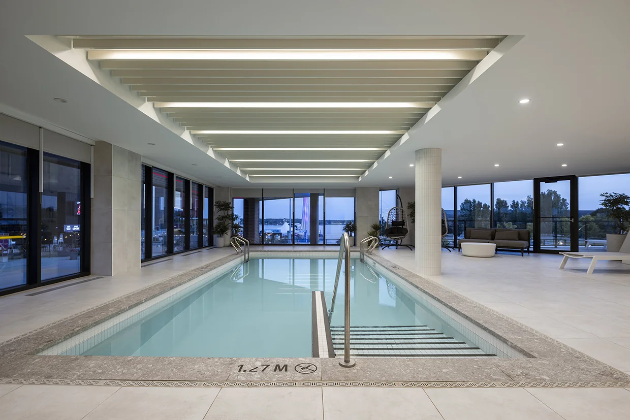 Piscine intérieure lumineuse avec grandes fenêtres au Florent, Trois-Rivières
