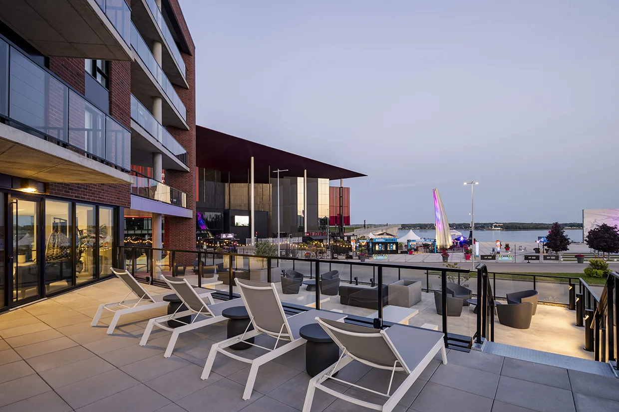 Terrasse avec chaises longues et vue sur le fleuve au Florent, Trois-Rivières