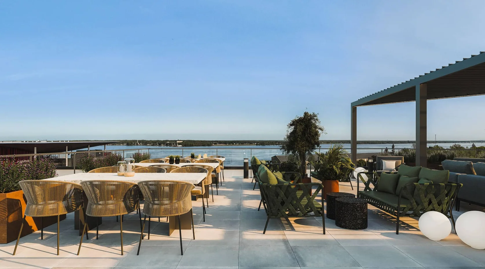 Terrasse sur le toit avec salon extérieur et vue sur le fleuve au Florent, Trois-Rivières