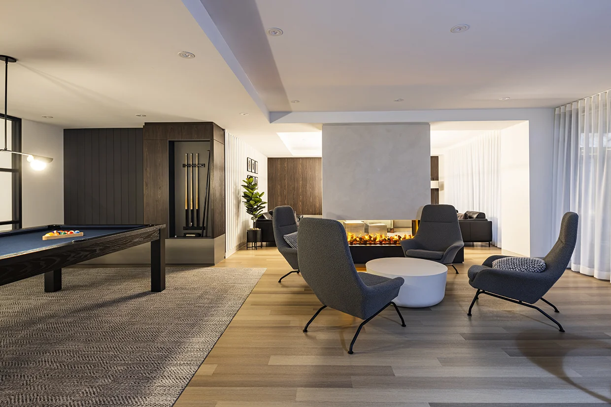 Lounge commun avec foyer et table de billard au Florent, Trois-Rivières